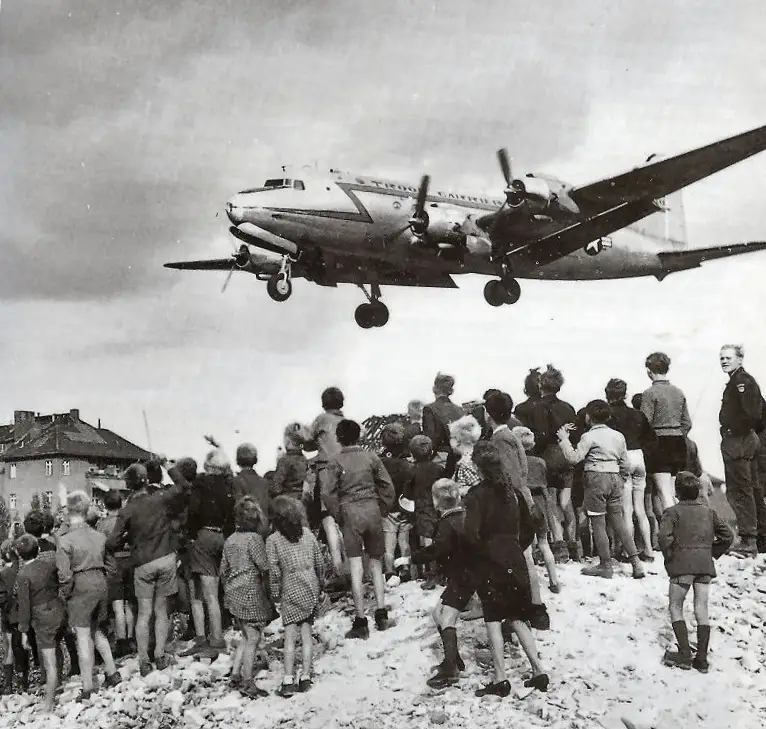 Транспортник C-54 заходить на посадку у Темпельгофі під час Берлінського повітряного мосту, 1948