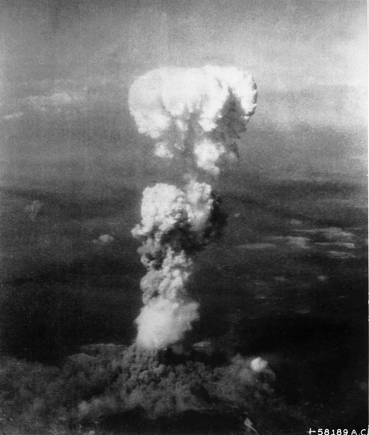 Атомна хмара над Хіросімою, 6 серпня 1945