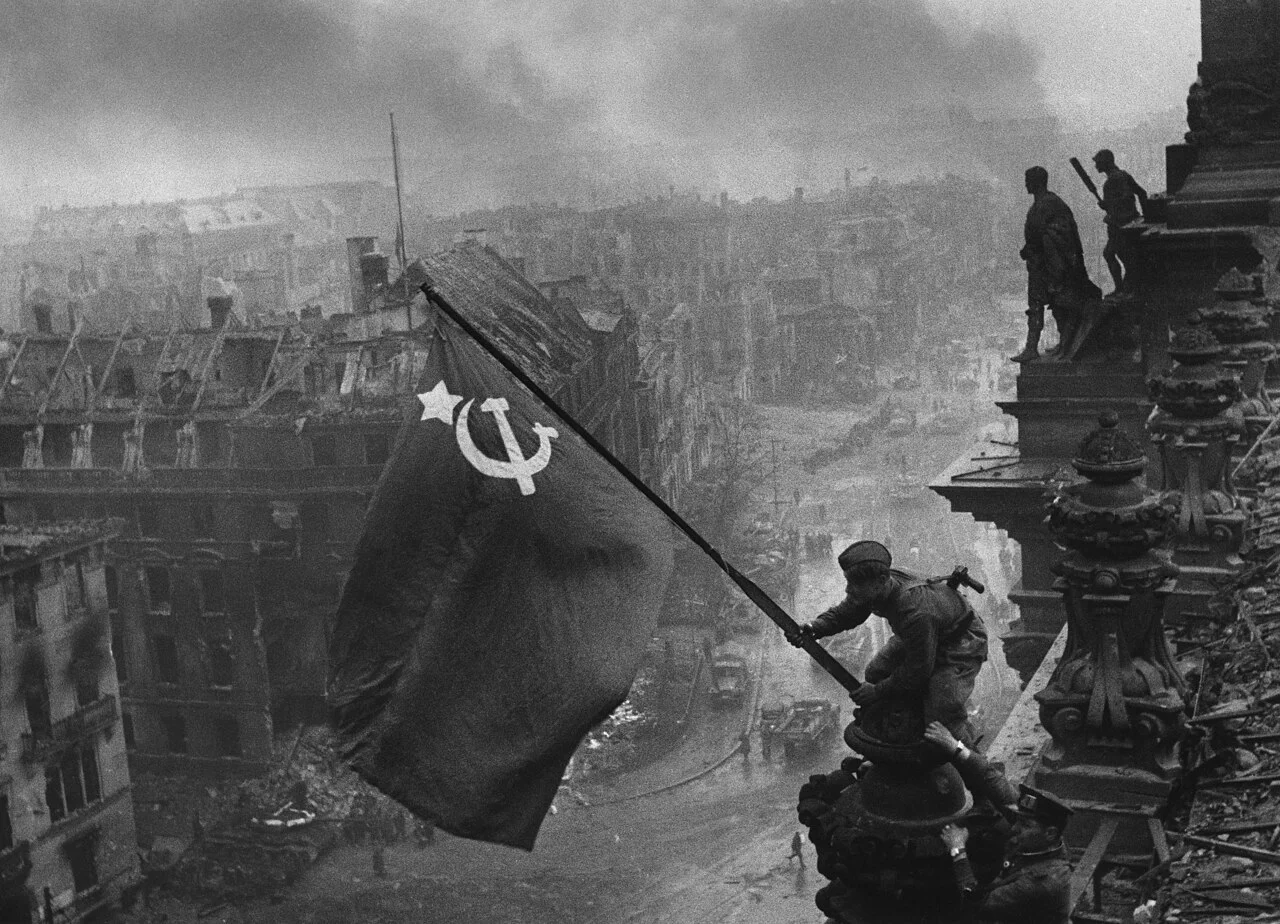 Червоний прапор над Рейхстагом, фото Євгена Халдея, 2 травня 1945