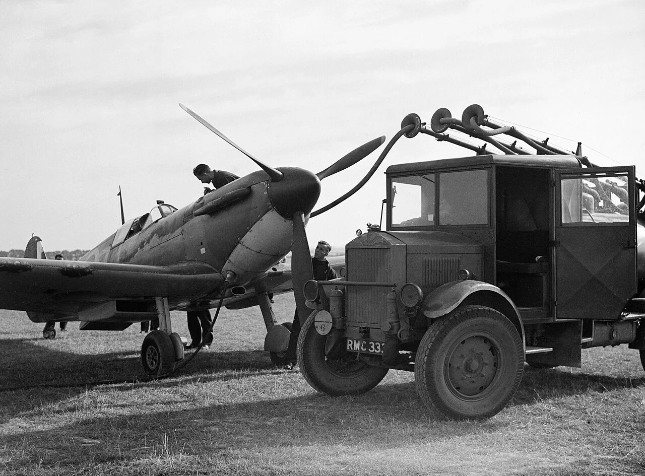 Заправлення «Спітфайра» 19-ї ескадрильї RAF на аеродромі Фоумір, вересень 1940