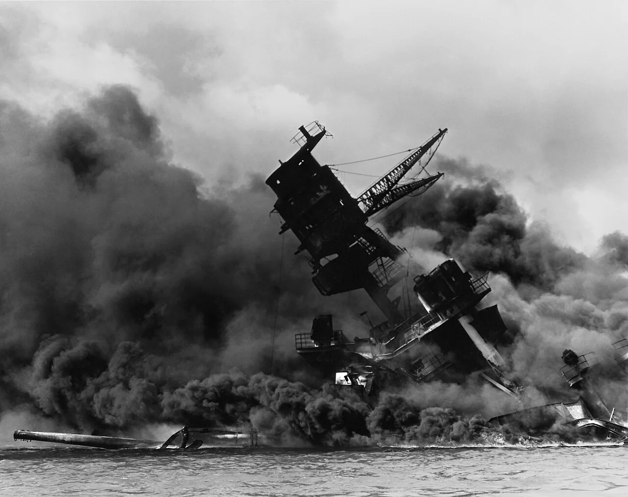 Палаючий лінкор USS «Арізона» після японської атаки на Перл-Гарбор, 7 грудня 1941